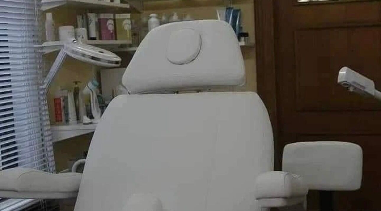 Luxe wellnessstoel bij Beauty by Kris in Wommelgem, Vlaanderen, BE, omringd door verzorgingsproducten.