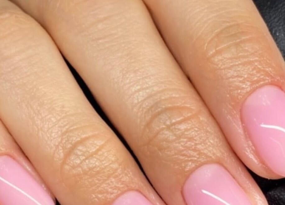 Unghie rosa delicatamente smaltate presso Fbeauty a Nocera Inferiore, Campania, IT.