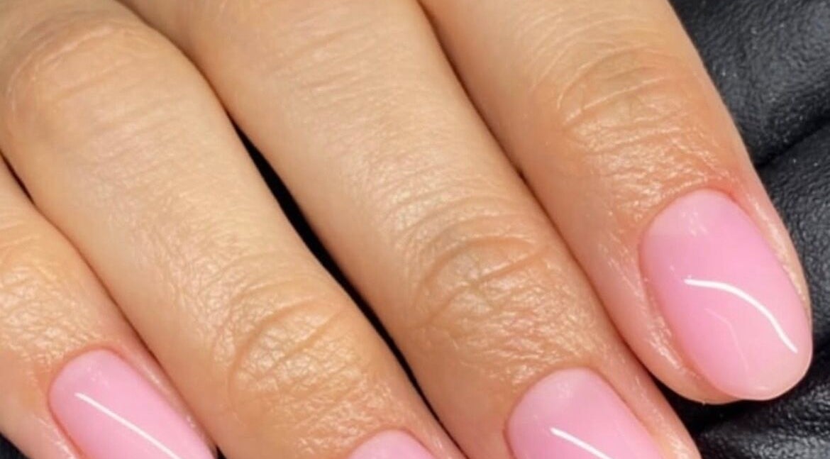 Unghie rosa delicatamente smaltate presso Fbeauty a Nocera Inferiore, Campania, IT.