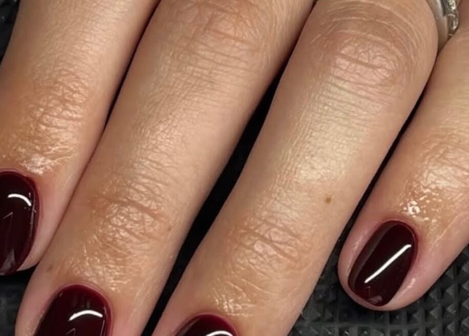 Unghie smaltate bordeaux a Fbeauty, Nocera Inferiore, Campania, IT.