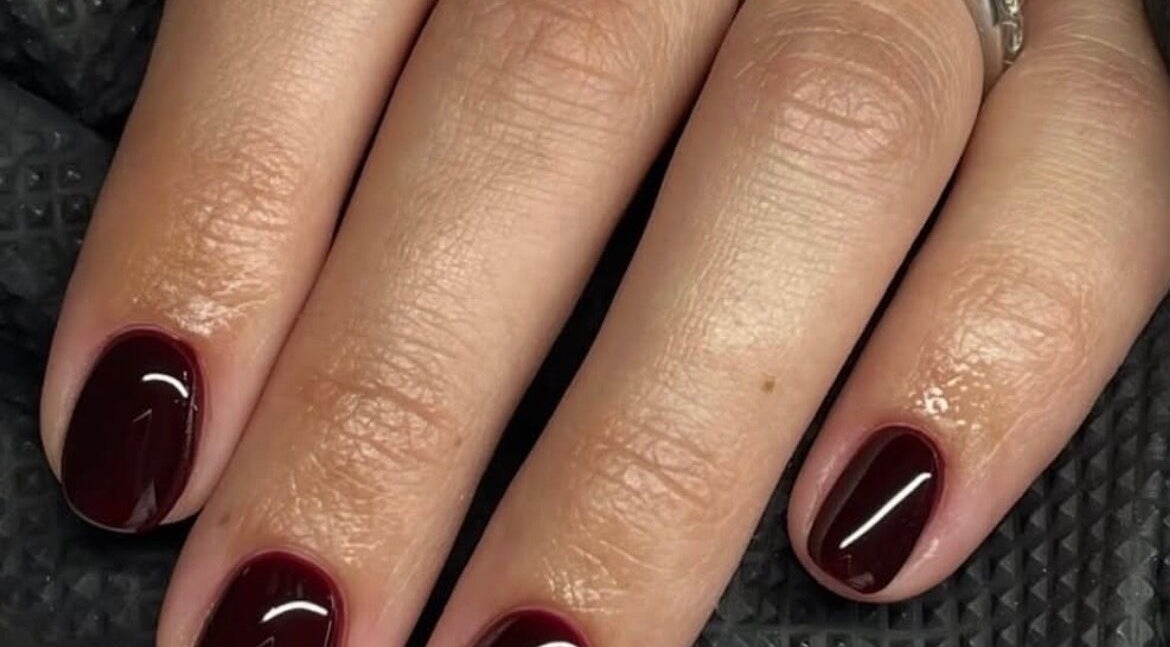 Unghie smaltate bordeaux a Fbeauty, Nocera Inferiore, Campania, IT.