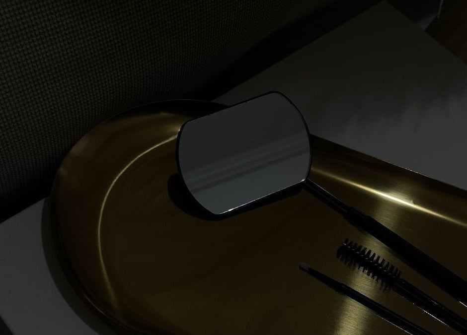 Outils de beauté élégants sur un plateau doré chez Lashmaker.bdx, Lormont, Nouvelle-Aquitaine, FR.