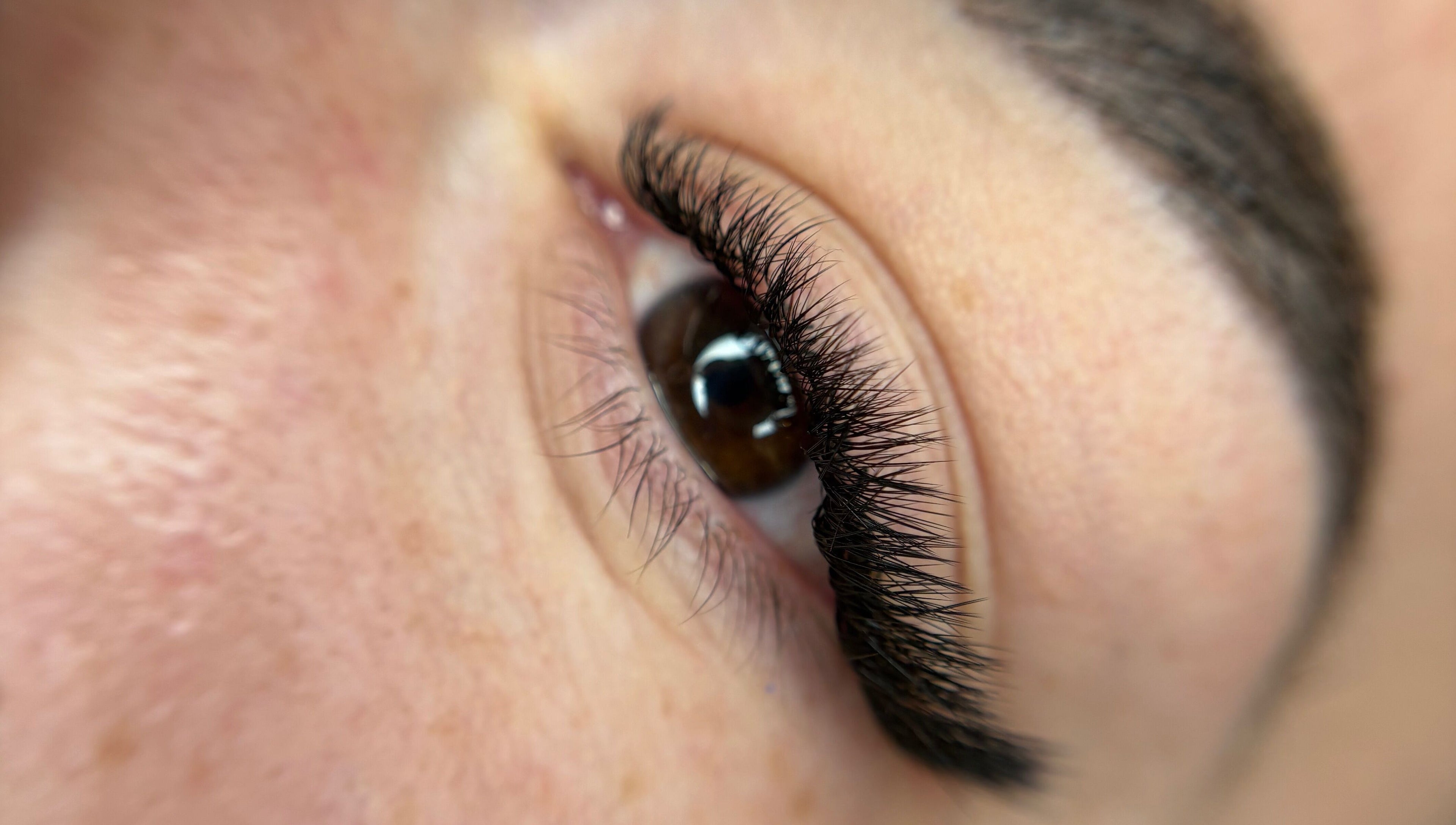 Κοντινή φωτογραφία βλεφαρίδων στο Heathers Beauty Studio, πειραιας, GR, με άψογη λεπτομέρεια.