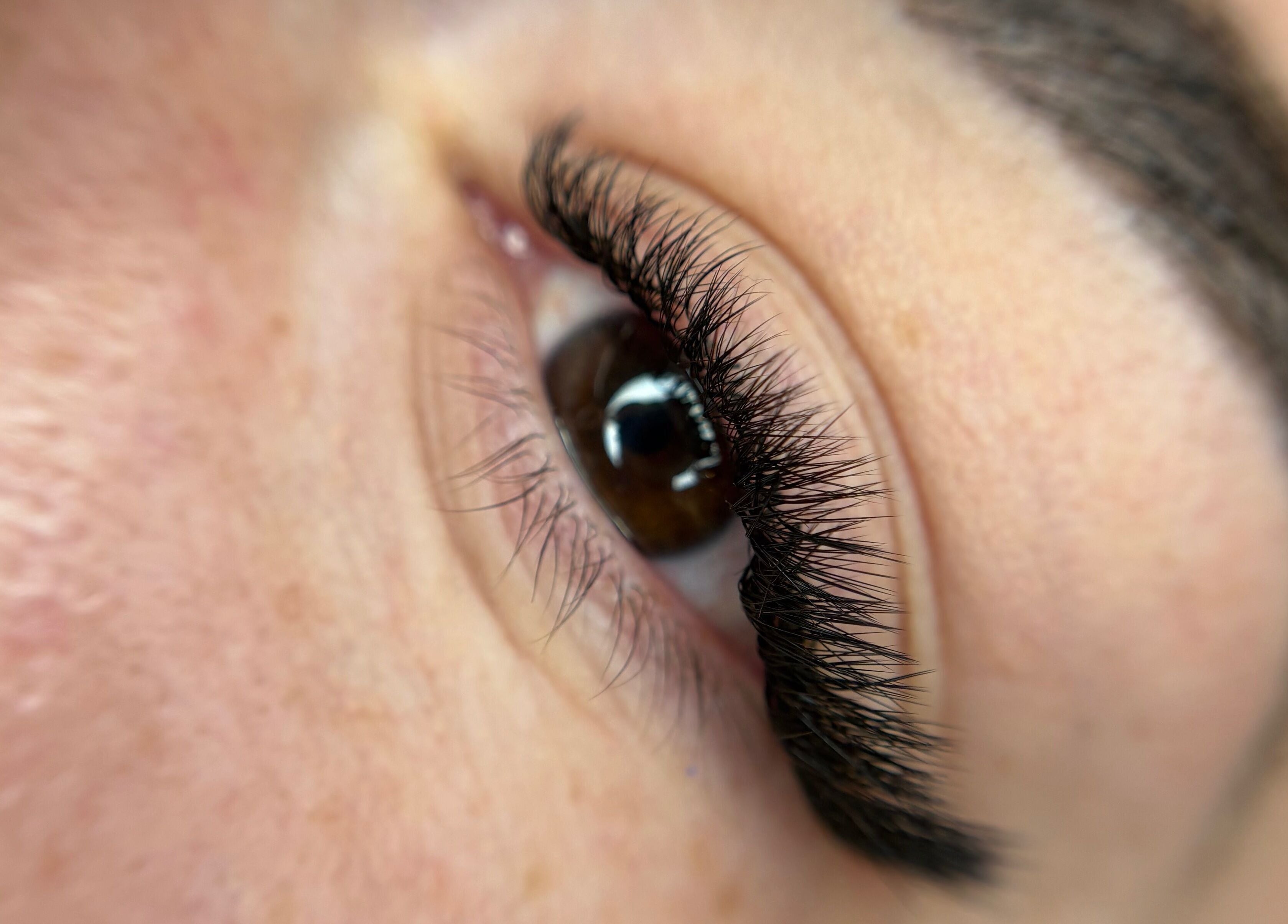 Κοντινή φωτογραφία βλεφαρίδων στο Heathers Beauty Studio, πειραιας, GR, με άψογη λεπτομέρεια.