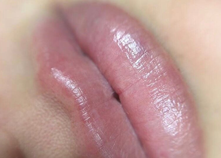 Λαμπερά χείλη στο Heathers Beauty Studio, πειραιάς, GR. Περιποίηση και αισθητική με φροντίδα.