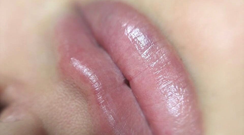 Λαμπερά χείλη στο Heathers Beauty Studio, πειραιάς, GR. Περιποίηση και αισθητική με φροντίδα.