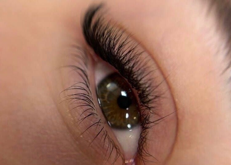 Προσέγγιση βλεφαρίδων σε Heathers Beauty Studio, πειραιας, GR. Επαγγελματική περιποίηση για λαμπερά μάτια.