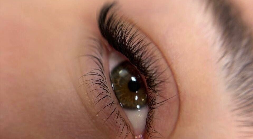 Προσέγγιση βλεφαρίδων σε Heathers Beauty Studio, πειραιας, GR. Επαγγελματική περιποίηση για λαμπερά μάτια.