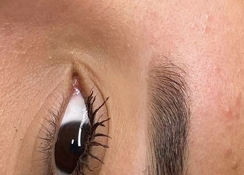 Detalhe de sobrancelha estilizada na AC Beauty Care, Setúbal, PT.