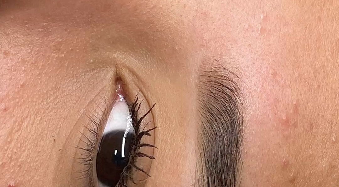 Detalhe de sobrancelha estilizada na AC Beauty Care, Setúbal, PT.