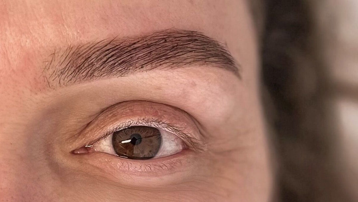 Sobrancelha bem definida no AC Beauty Care em Setúbal, Setúbal, PT. Cuidados de beleza e precisão.