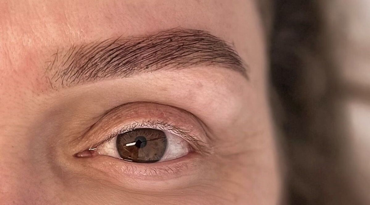 Sobrancelha bem definida no AC Beauty Care em Setúbal, Setúbal, PT. Cuidados de beleza e precisão.