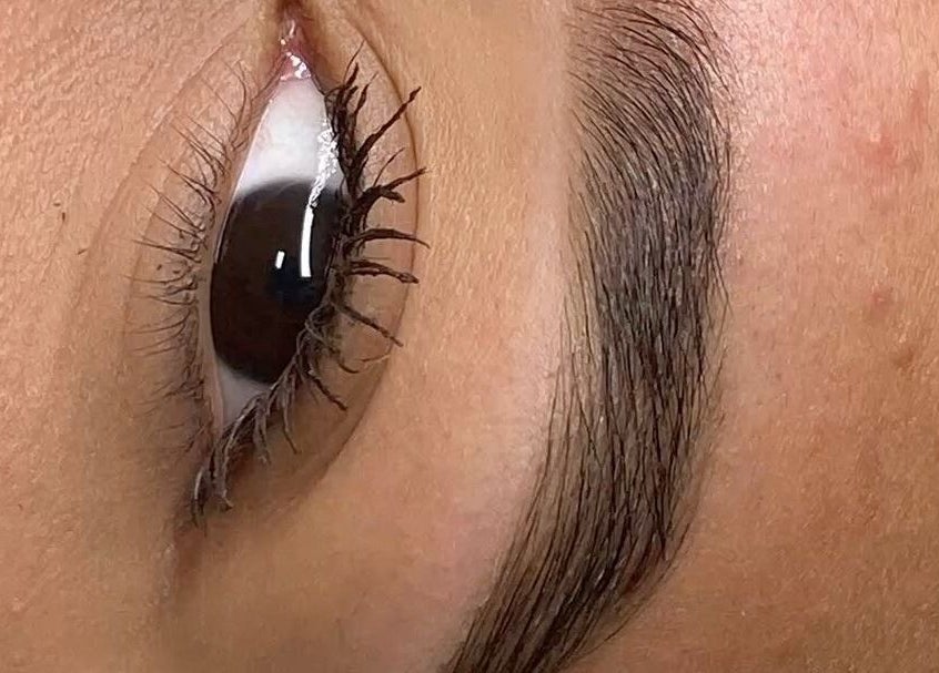 Detalhe de sobrancelha esculpida em AC Beauty Care, Setúbal, Setúbal, PT.