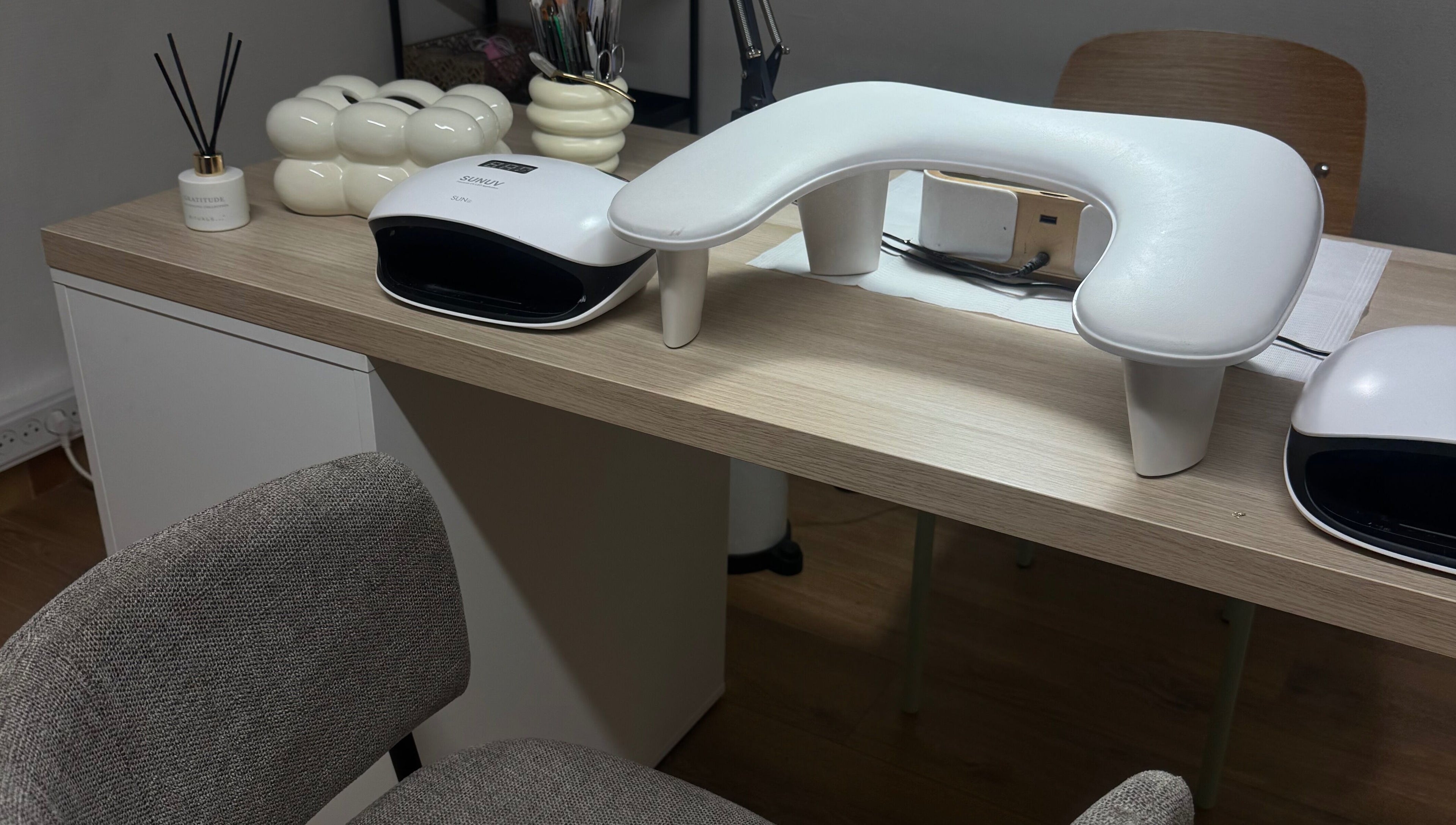 Espace manucure moderne chez MERYKO LUISANT à Luisant, Centre-val De Loire, FR avec équipement professionnel.