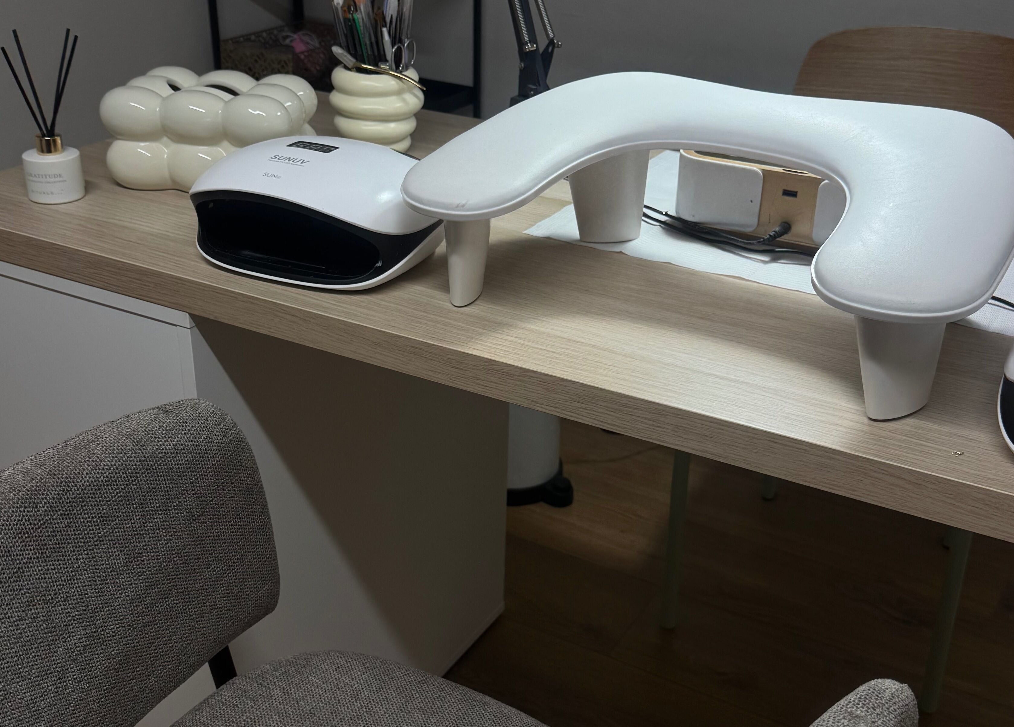 Espace manucure moderne chez MERYKO LUISANT à Luisant, Centre-val De Loire, FR avec équipement professionnel.