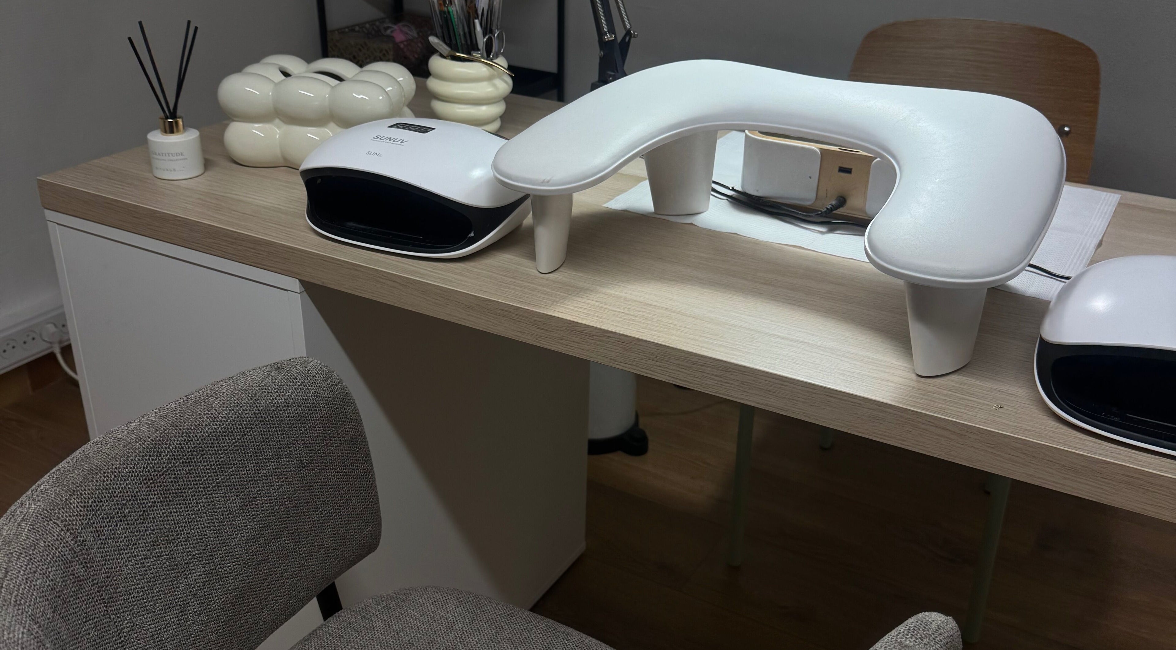 Espace manucure moderne chez MERYKO LUISANT à Luisant, Centre-val De Loire, FR avec équipement professionnel.