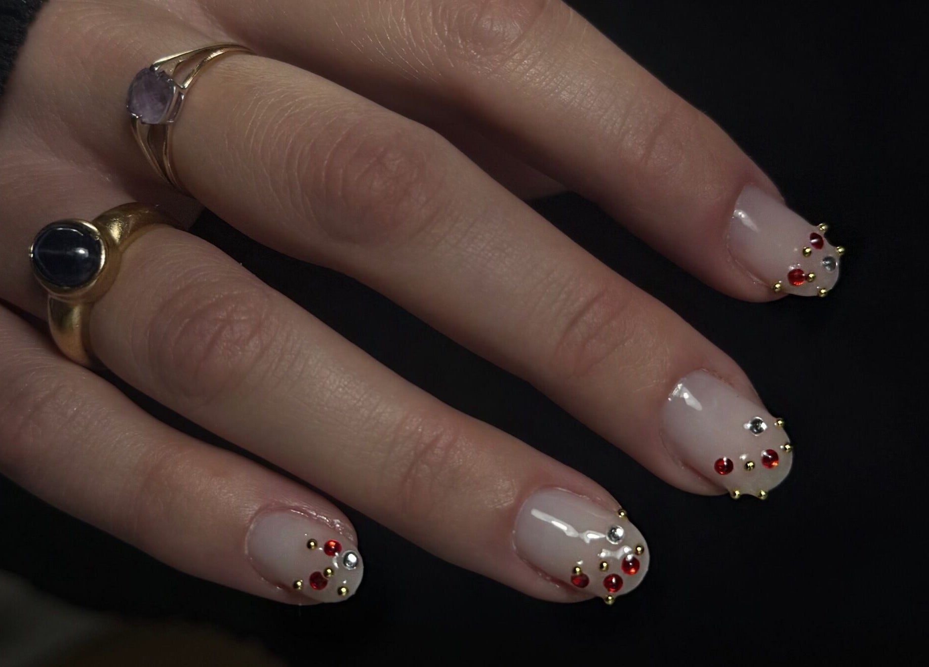 Manucure élégante aux bijoux à MERYKO LUISANT, Luisant, Centre-val De Loire, FR.