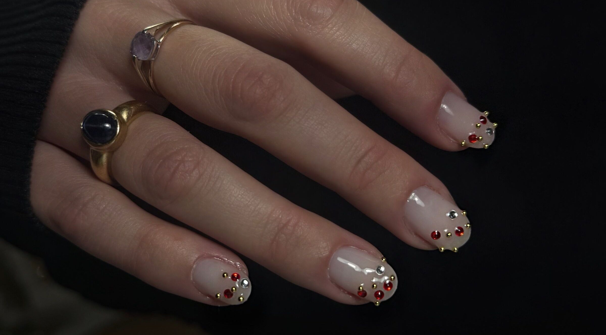 Manucure élégante aux bijoux à MERYKO LUISANT, Luisant, Centre-val De Loire, FR.