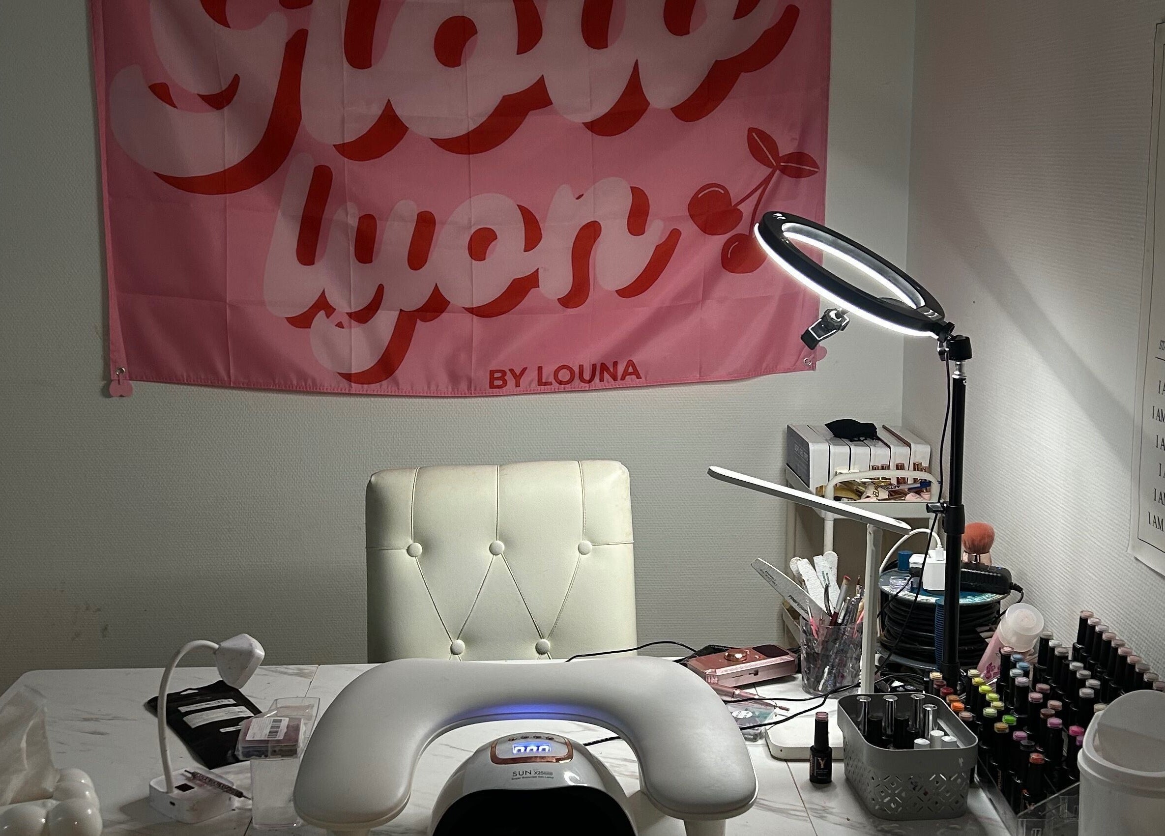 Espace manucure élégant chez GLOW LYON, Vaulx-en-velin, Auvergne-rhône-alpes, FR, avec outils professionnels.