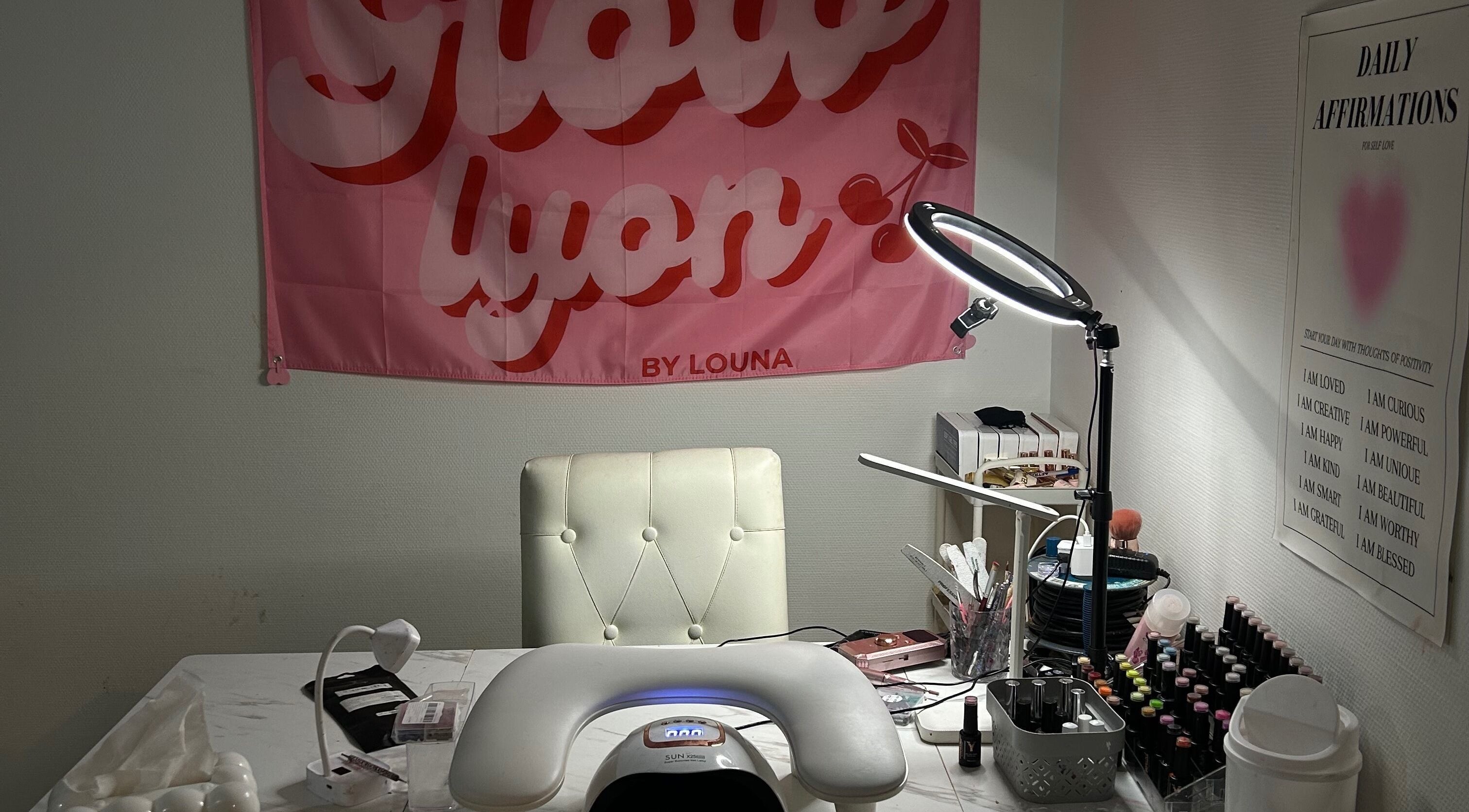 Espace manucure élégant chez GLOW LYON, Vaulx-en-velin, Auvergne-rhône-alpes, FR, avec outils professionnels.