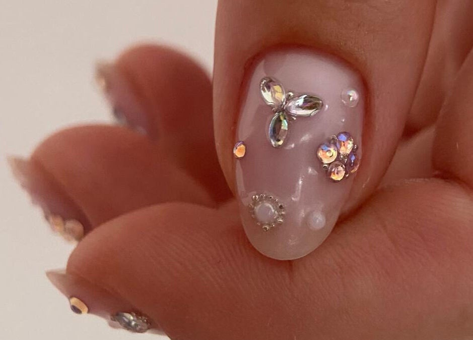 Design d'ongle élégant avec cristaux à Mimosa Ongles - Manucure russe, Tarnos, Nouvelle-Aquitaine, FR.