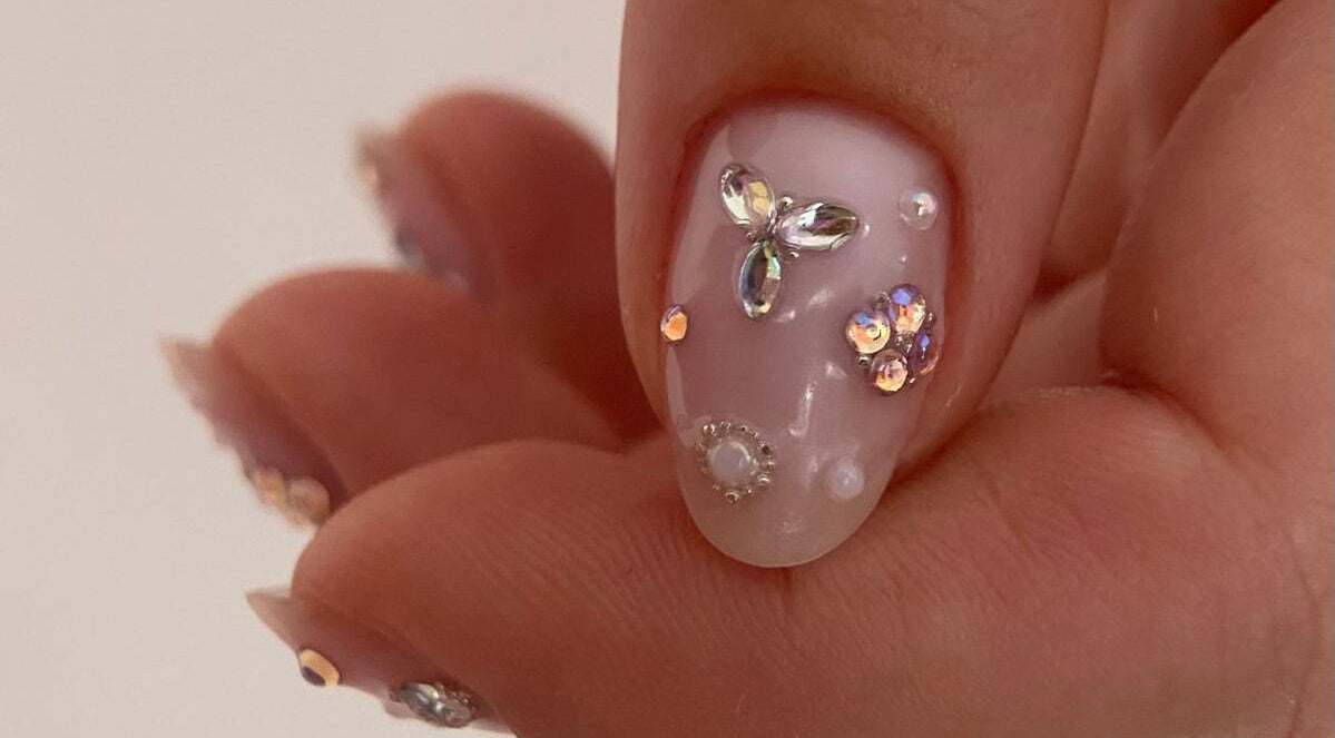 Design d'ongle élégant avec cristaux à Mimosa Ongles - Manucure russe, Tarnos, Nouvelle-Aquitaine, FR.