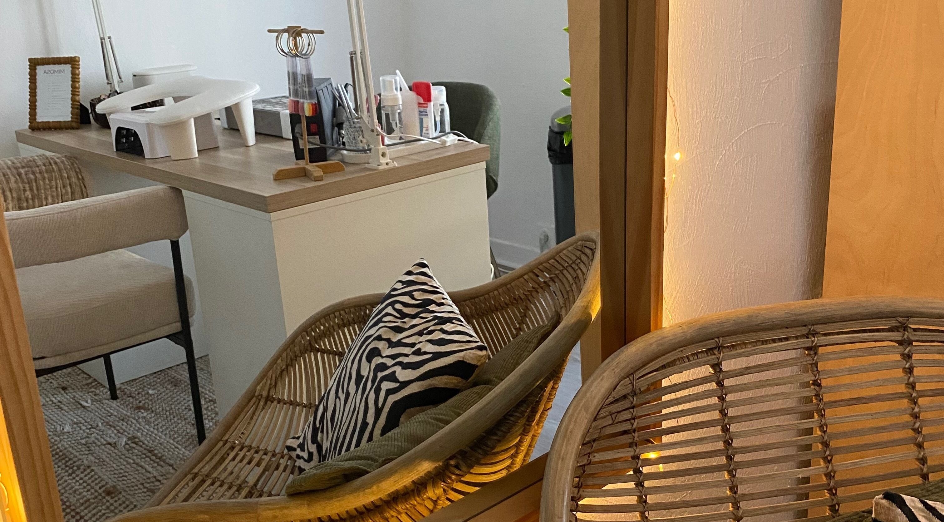 Intérieur élégant de Mimosa Ongles Manucure russe à Tarnos, Nouvelle-Aquitaine, FR avec chaises en rotin.