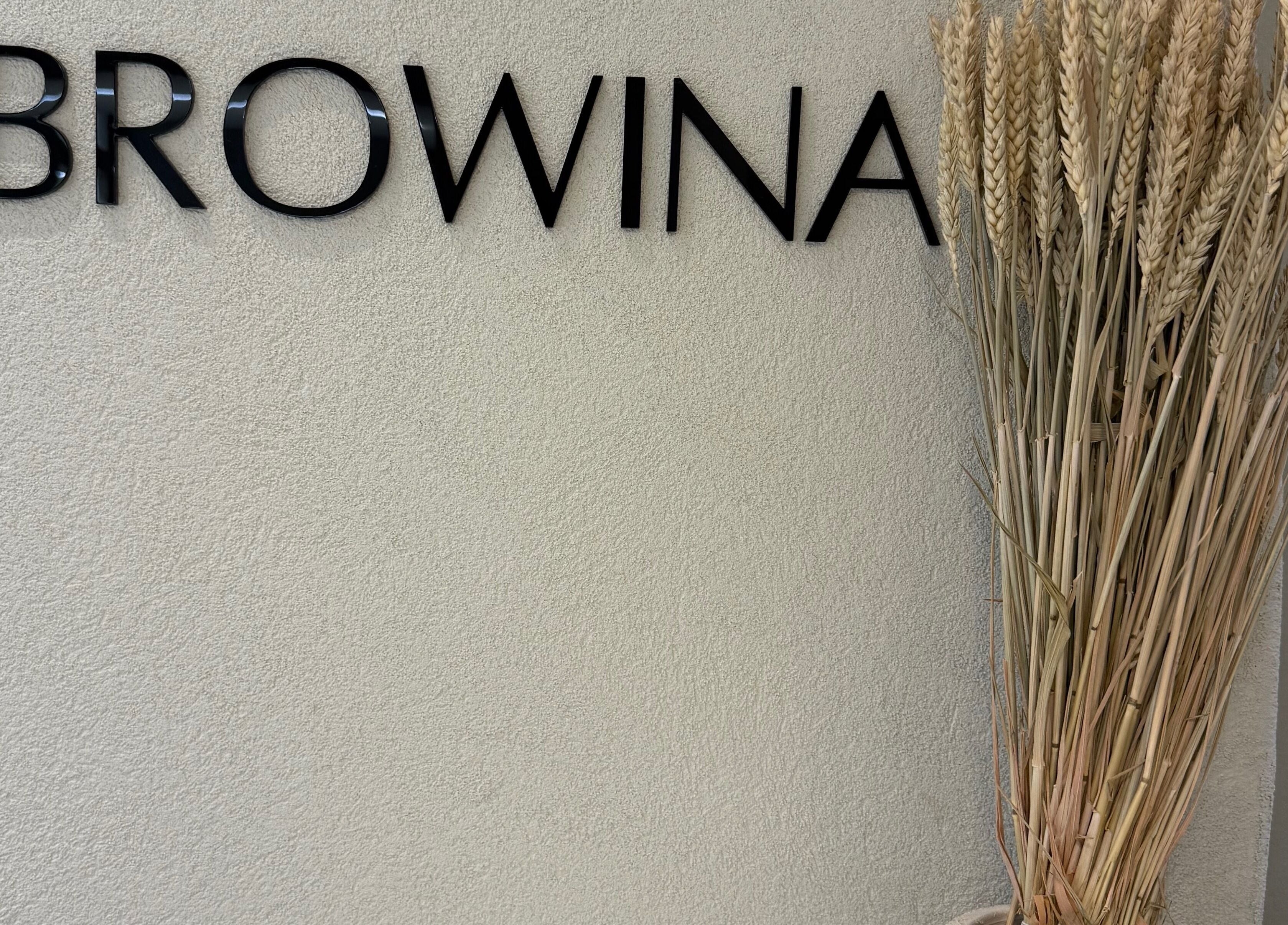 Σύγχρονη αρχιτεκτονική του χώρου BROWINA στην Αχαρνές, GR με κομψή διακόσμηση.