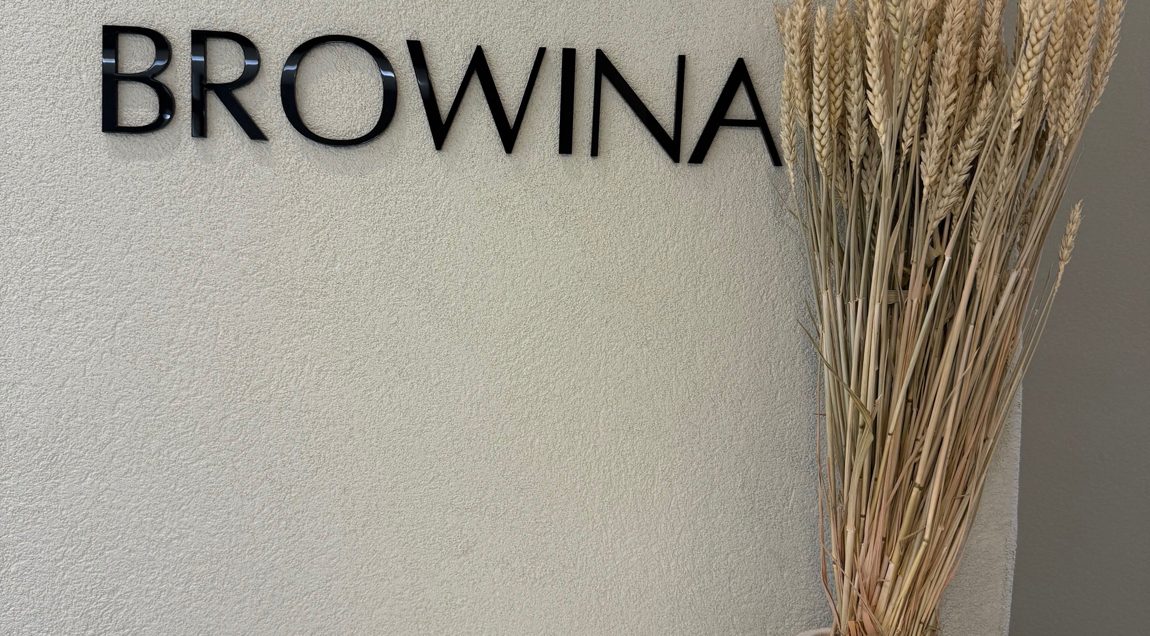 Σύγχρονη αρχιτεκτονική του χώρου BROWINA στην Αχαρνές, GR με κομψή διακόσμηση.