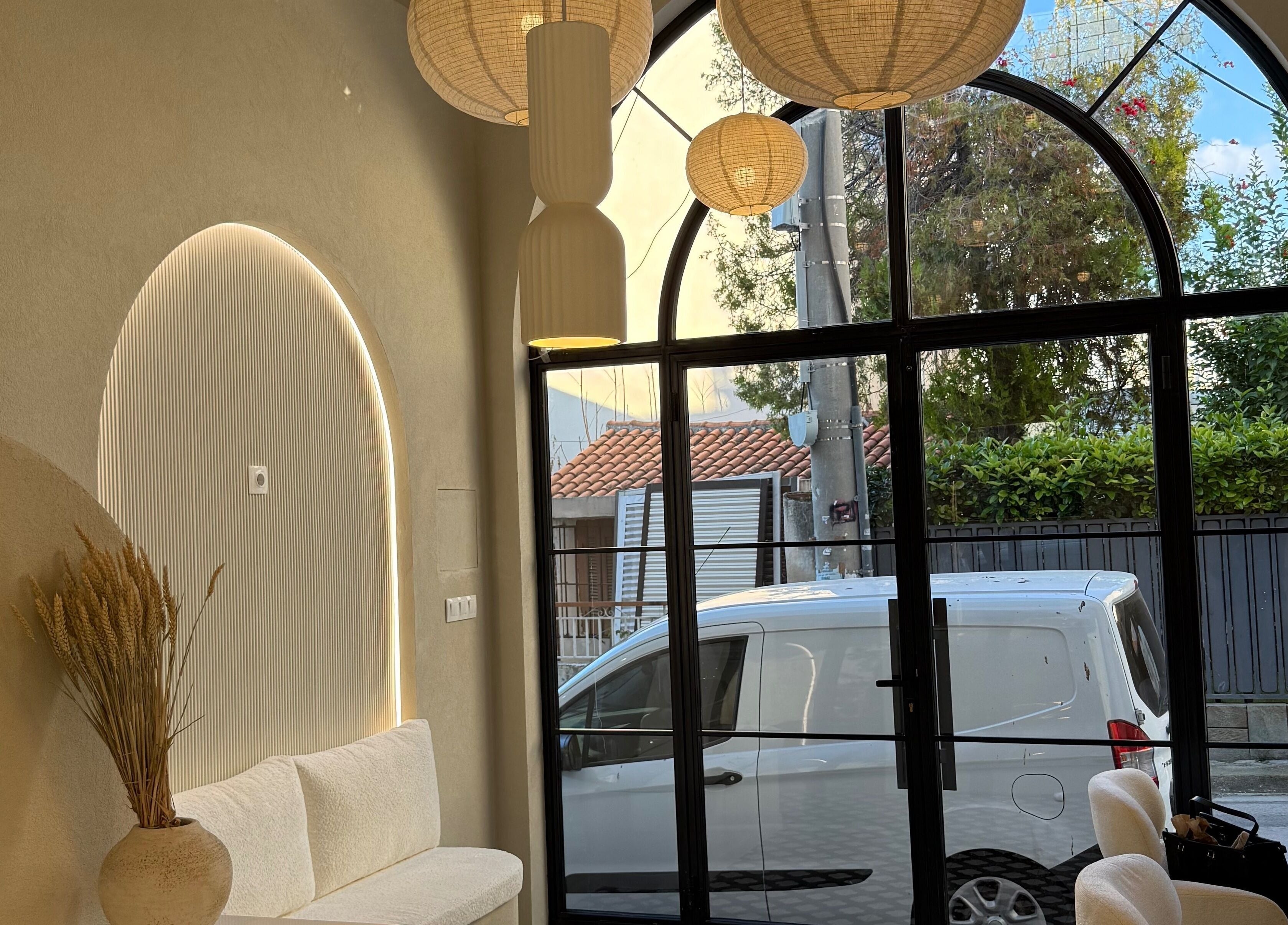 Σύγχρονος εσωτερικός χώρος στο BROWINA, Αχαρνές, GR με φυσικό φωτισμό και μίνιμαλ διακόσμηση.