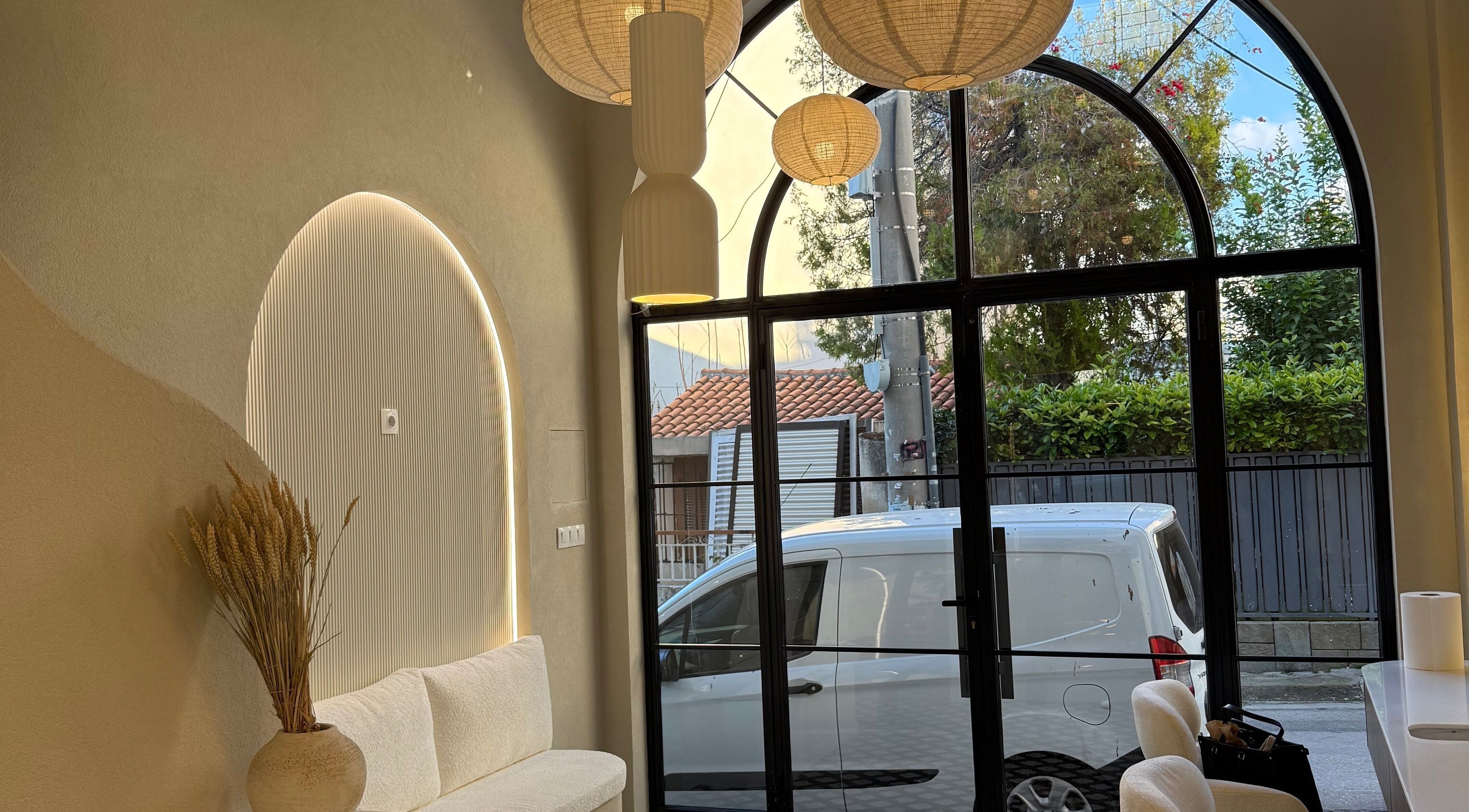 Σύγχρονος εσωτερικός χώρος στο BROWINA, Αχαρνές, GR με φυσικό φωτισμό και μίνιμαλ διακόσμηση.