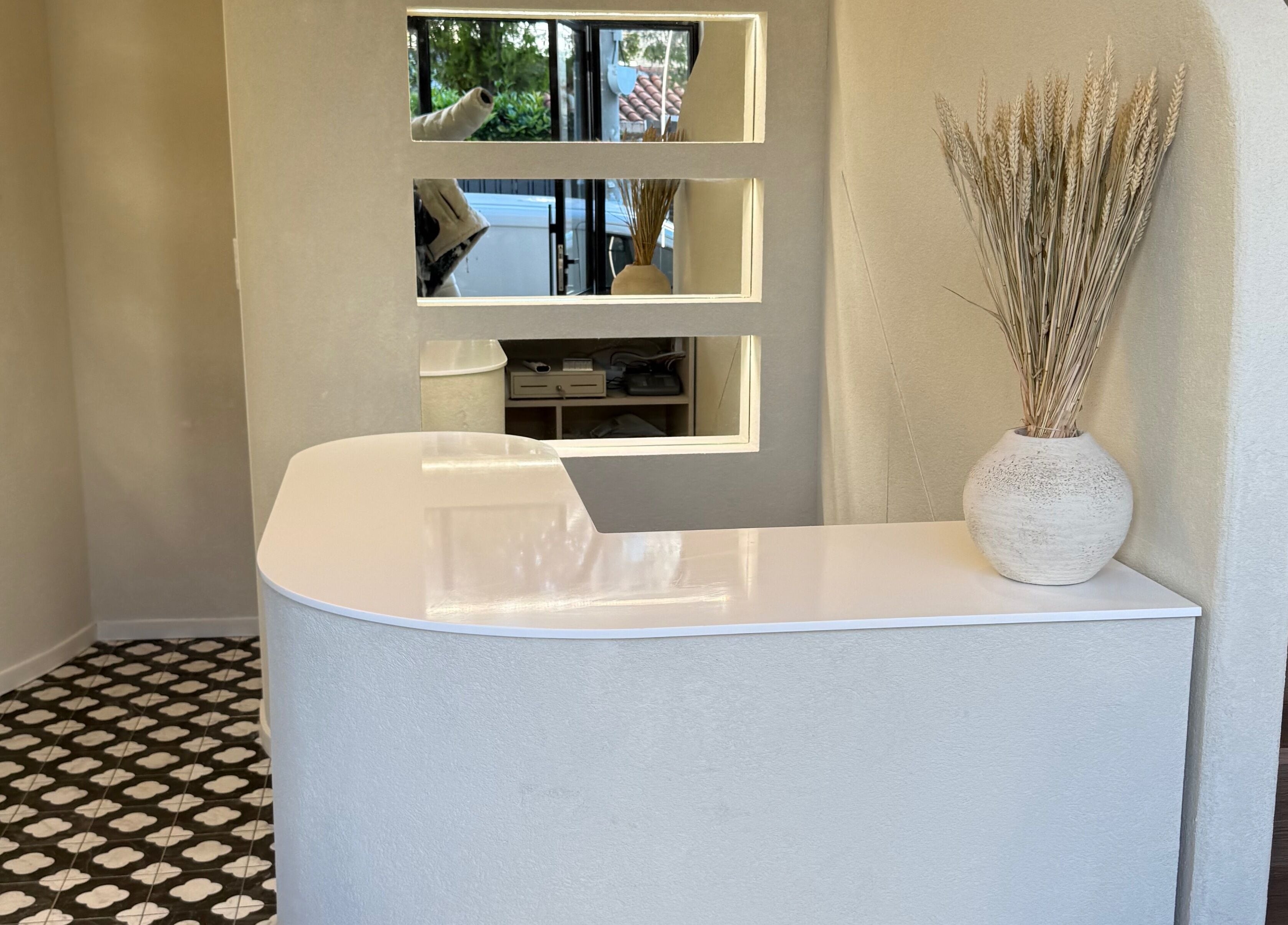 Κομψή είσοδος με μοντέρνα διακόσμηση στο BROWINA, Αχαρνές, GR.