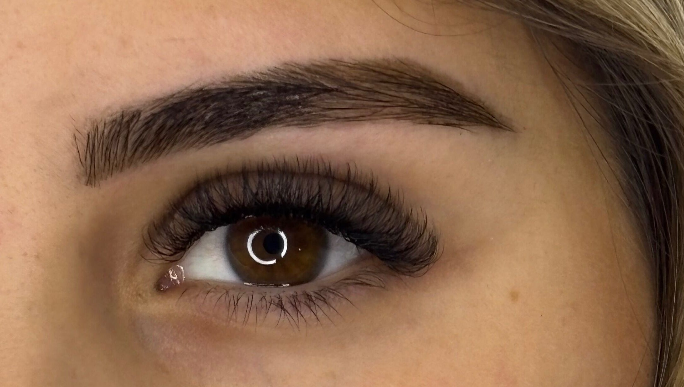 Olho com cílios volumosos em Sophia Toledo Beauty, Bruxelas, BE, mostrando precisão e estilo.