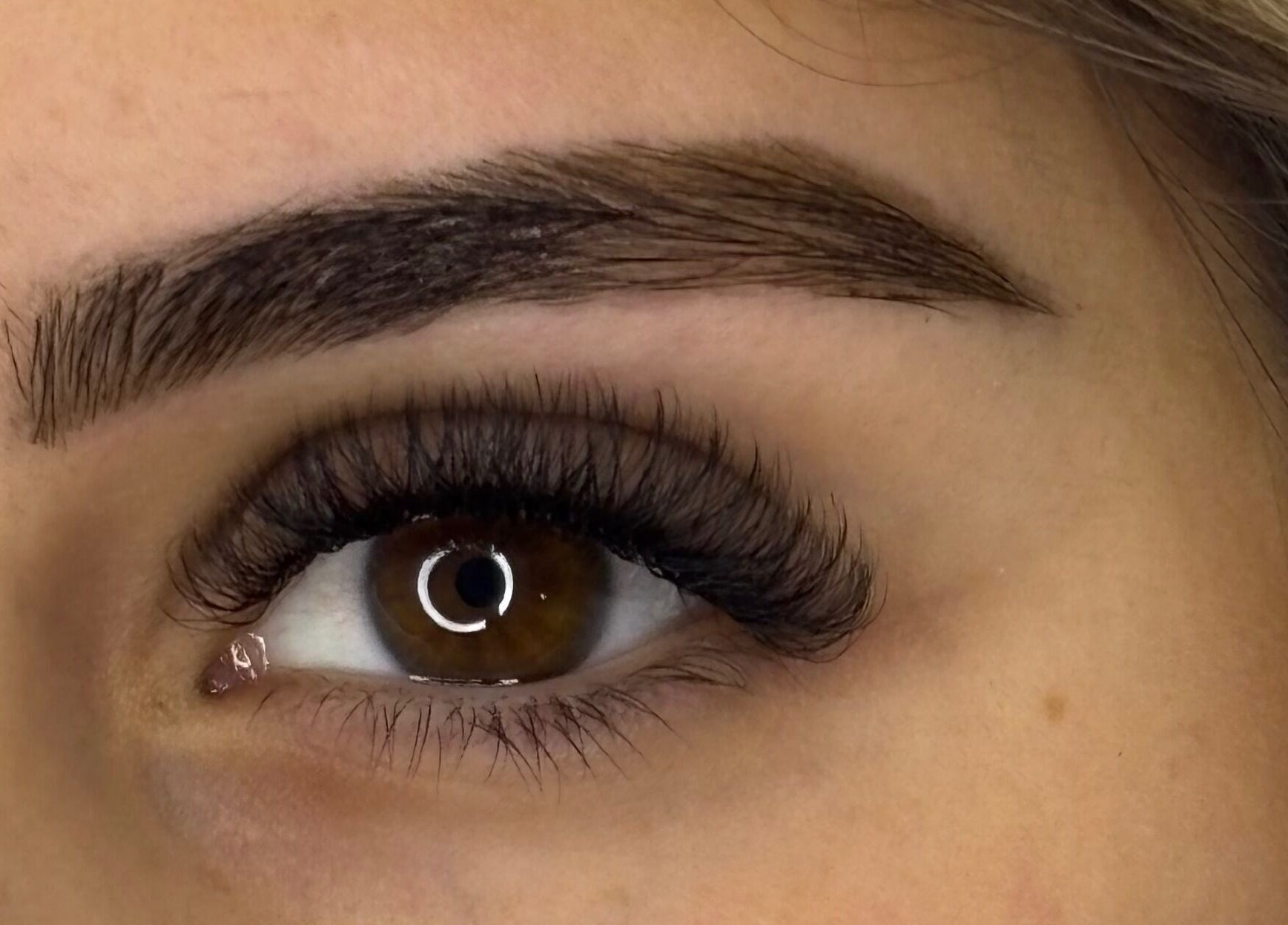 Olho com cílios volumosos em Sophia Toledo Beauty, Bruxelas, BE, mostrando precisão e estilo.