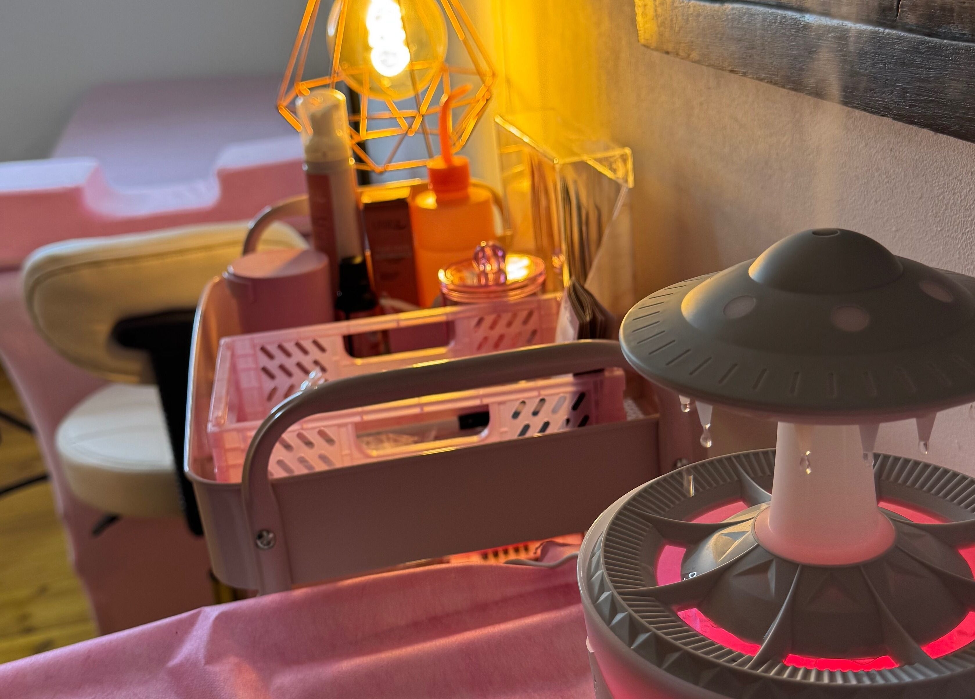 Interior acolhedor da Sophia Toledo Beauty em Bruxelles, BE, com decoração relaxante e iluminação suave.