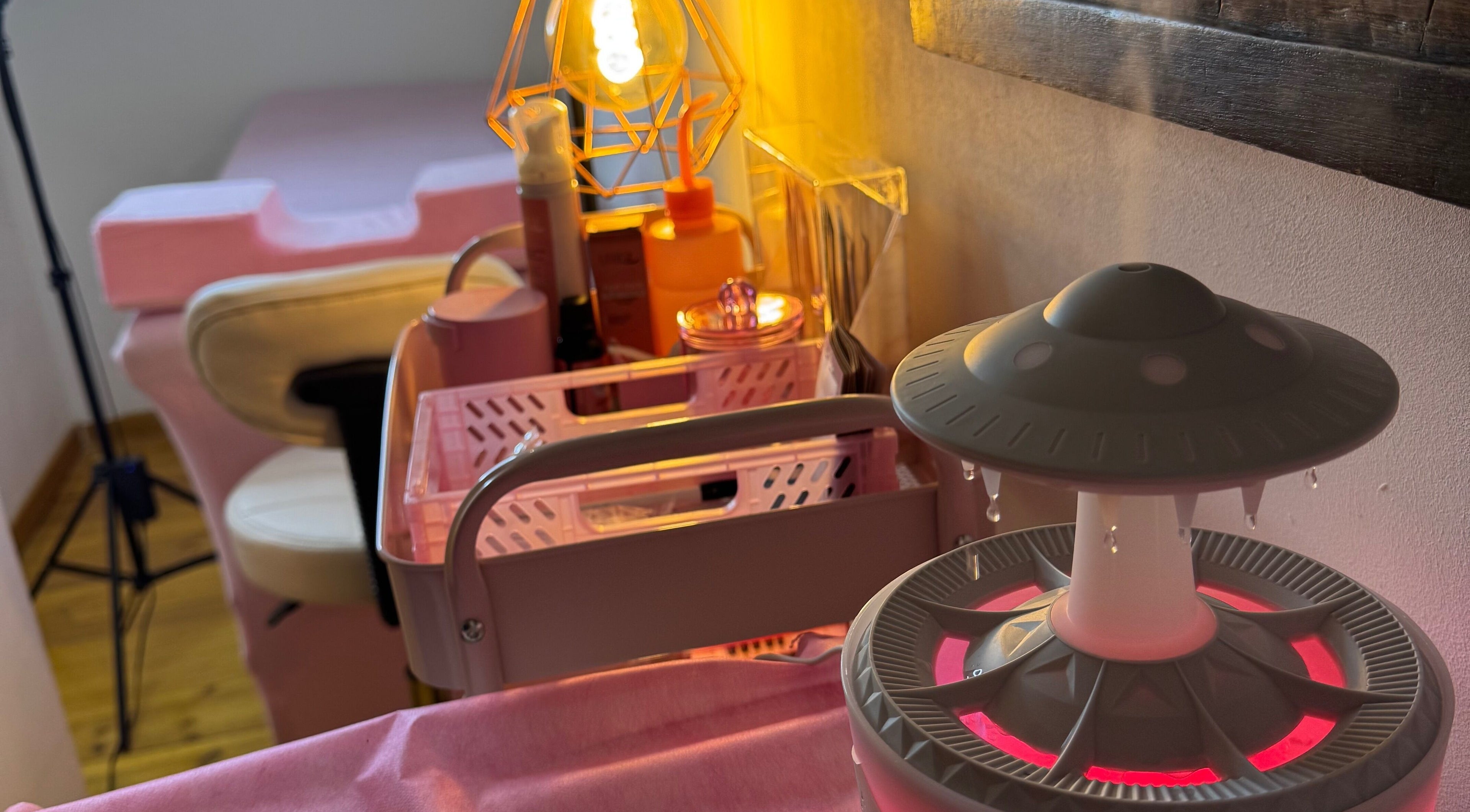 Interior acolhedor da Sophia Toledo Beauty em Bruxelles, BE, com decoração relaxante e iluminação suave.