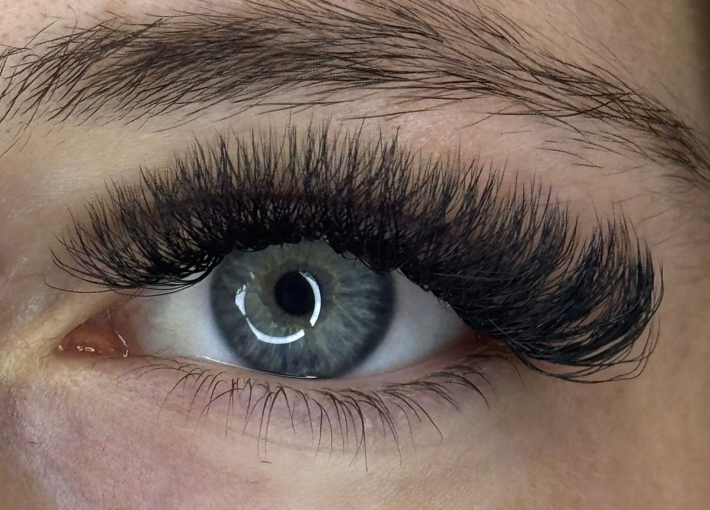 Close-up de um olho com extensões de cílios volumosos no Sophia Toledo Beauty, Bruxelles, Bruxelles, BE.