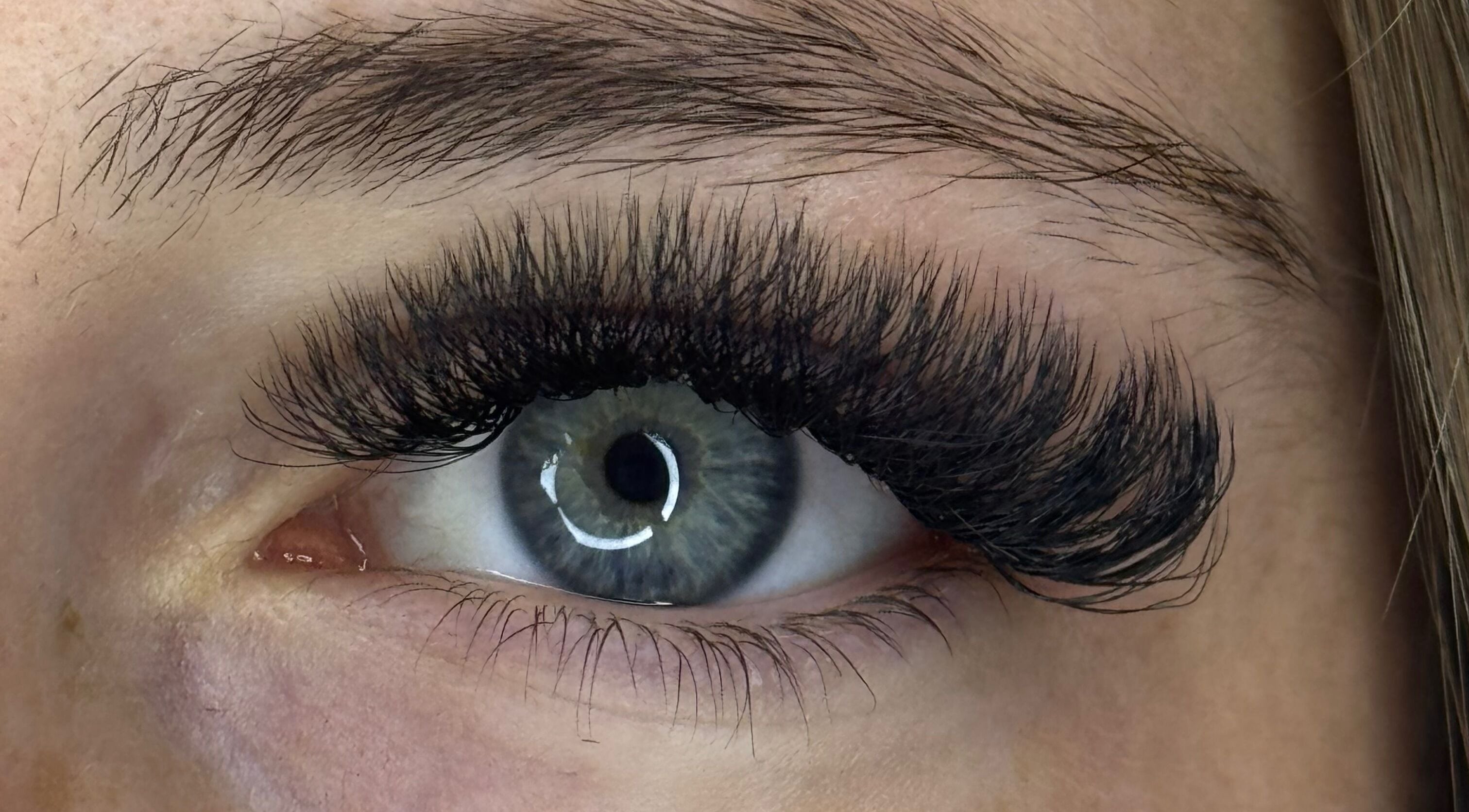 Close-up de um olho com extensões de cílios volumosos no Sophia Toledo Beauty, Bruxelles, Bruxelles, BE.