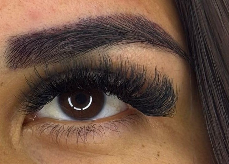 Extensões de cílios em Sophia Toledo Beauty, Bruxelas, Bruxelles, BE, destacam um olho marcante.