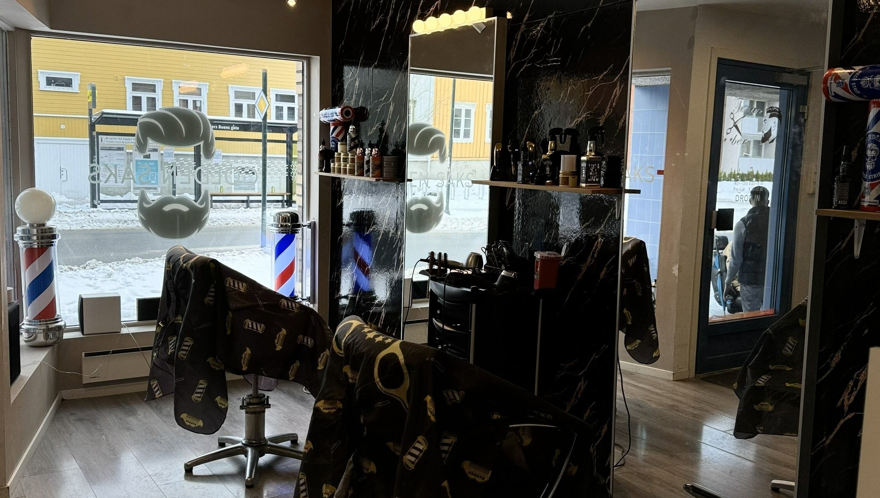 Interiør av Leopard Barbershop i Trondheim, Trøndelag, NO med stol, speil og frisørprodukter.
