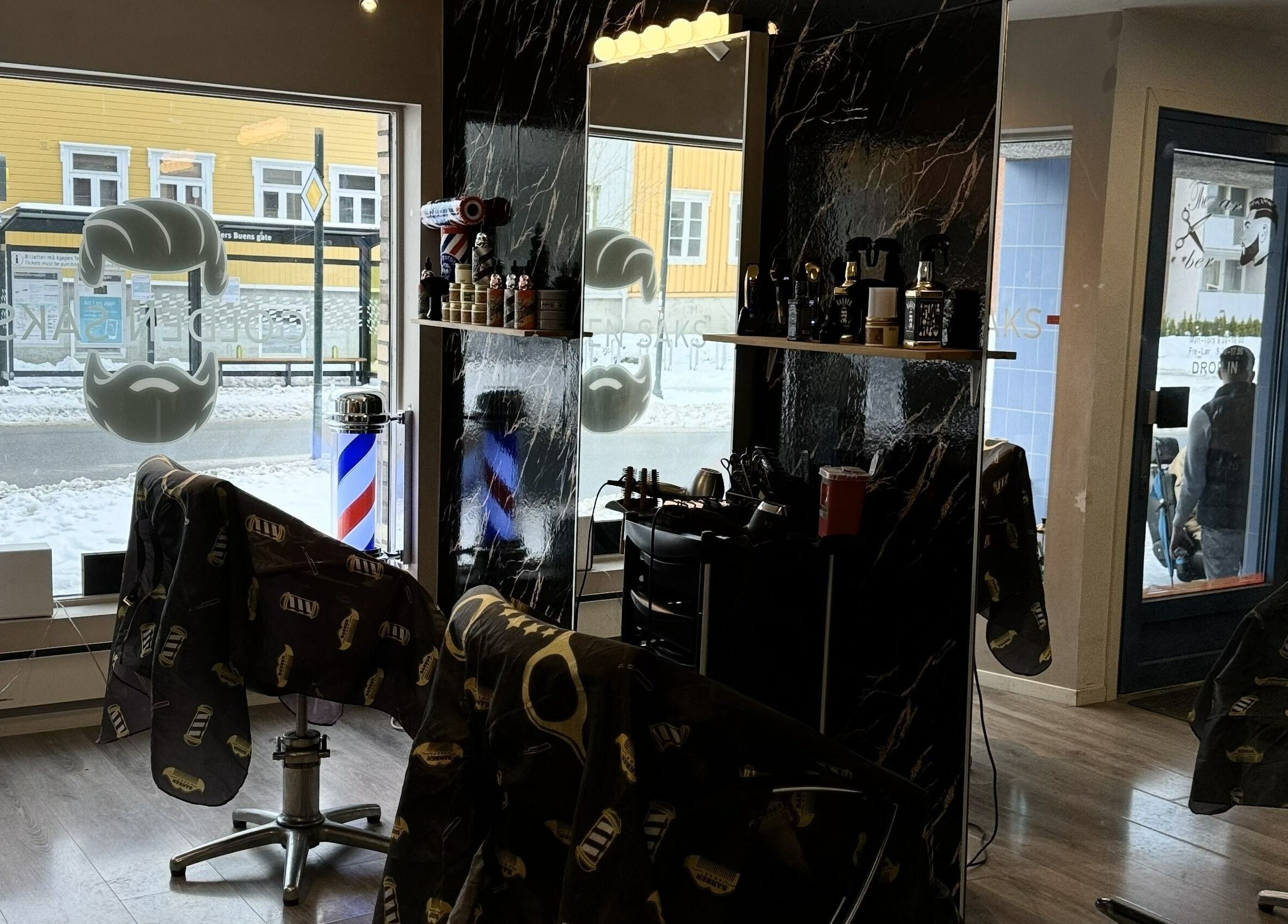 Interiør av Leopard Barbershop i Trondheim, Trøndelag, NO med stol, speil og frisørprodukter.