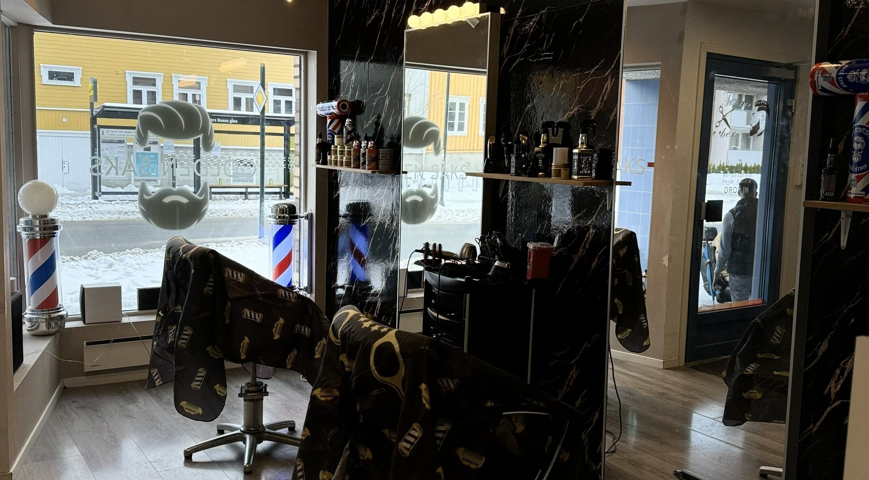 Interiør av Leopard Barbershop i Trondheim, Trøndelag, NO med stol, speil og frisørprodukter.