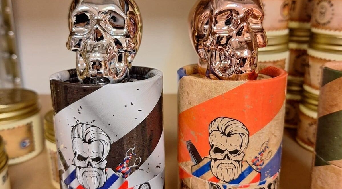 Unike hodeskallebeholdere på Leopard Barbershop, Trondheim, Trøndelag, NO.