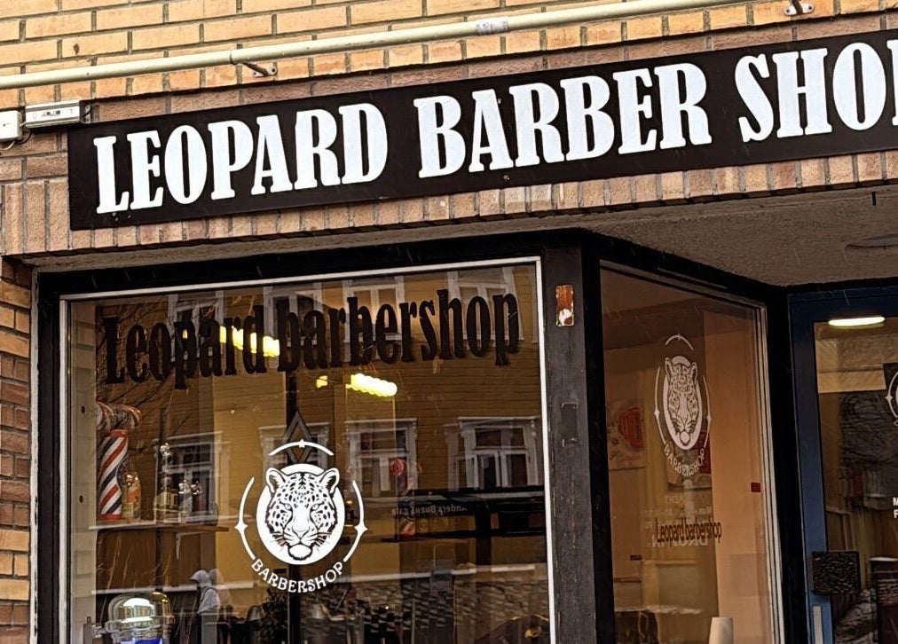 Inngang til Leopard Barbershop, Trondheim, Trøndelag, NO. Moderne interiør og stilren fasade.