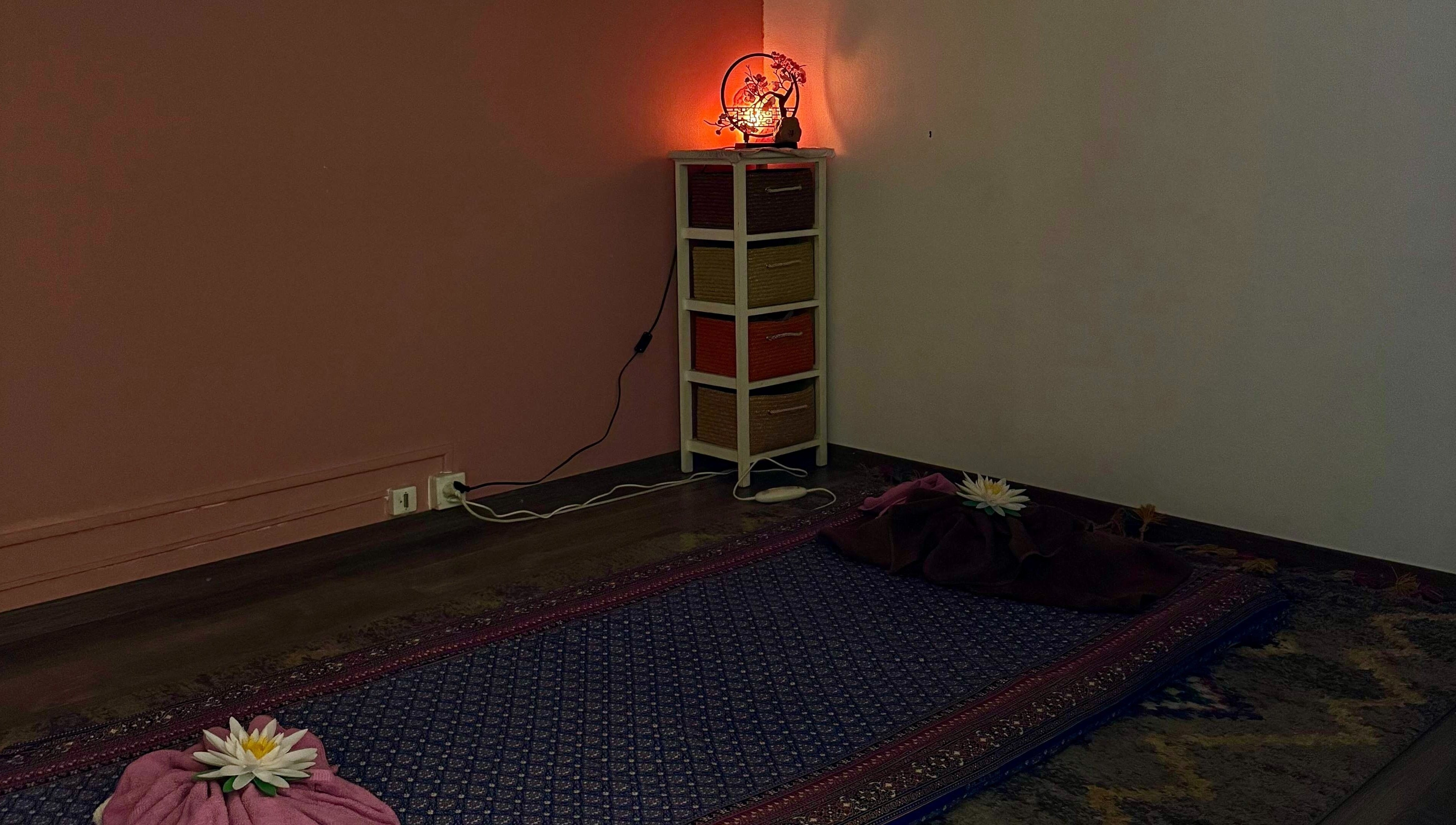 Calm massage room at Oil Coco Thaï, Genève, Genève, CH, featuring a cozy mat and soft lighting.