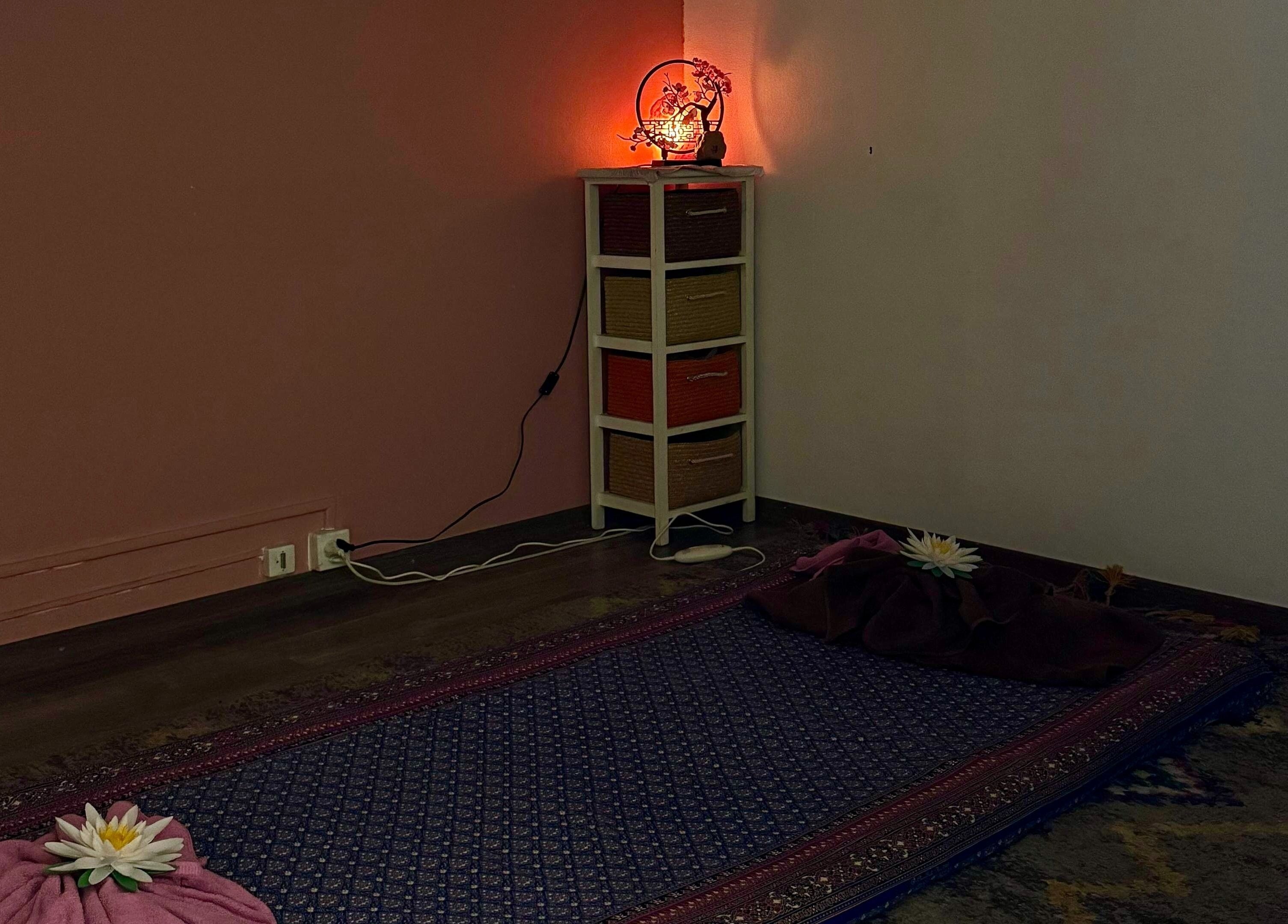 Calm massage room at Oil Coco Thaï, Genève, Genève, CH, featuring a cozy mat and soft lighting.