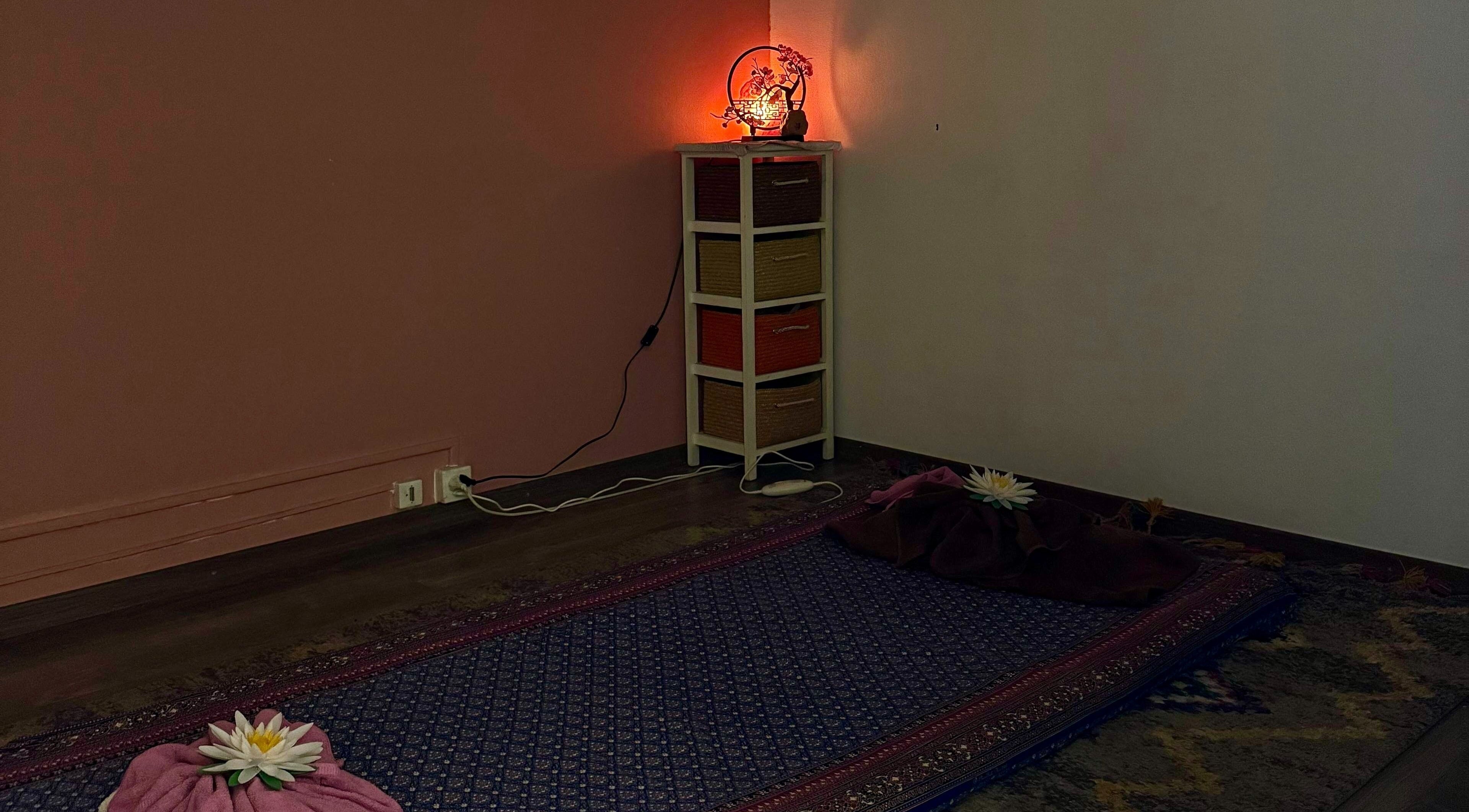 Calm massage room at Oil Coco Thaï, Genève, Genève, CH, featuring a cozy mat and soft lighting.