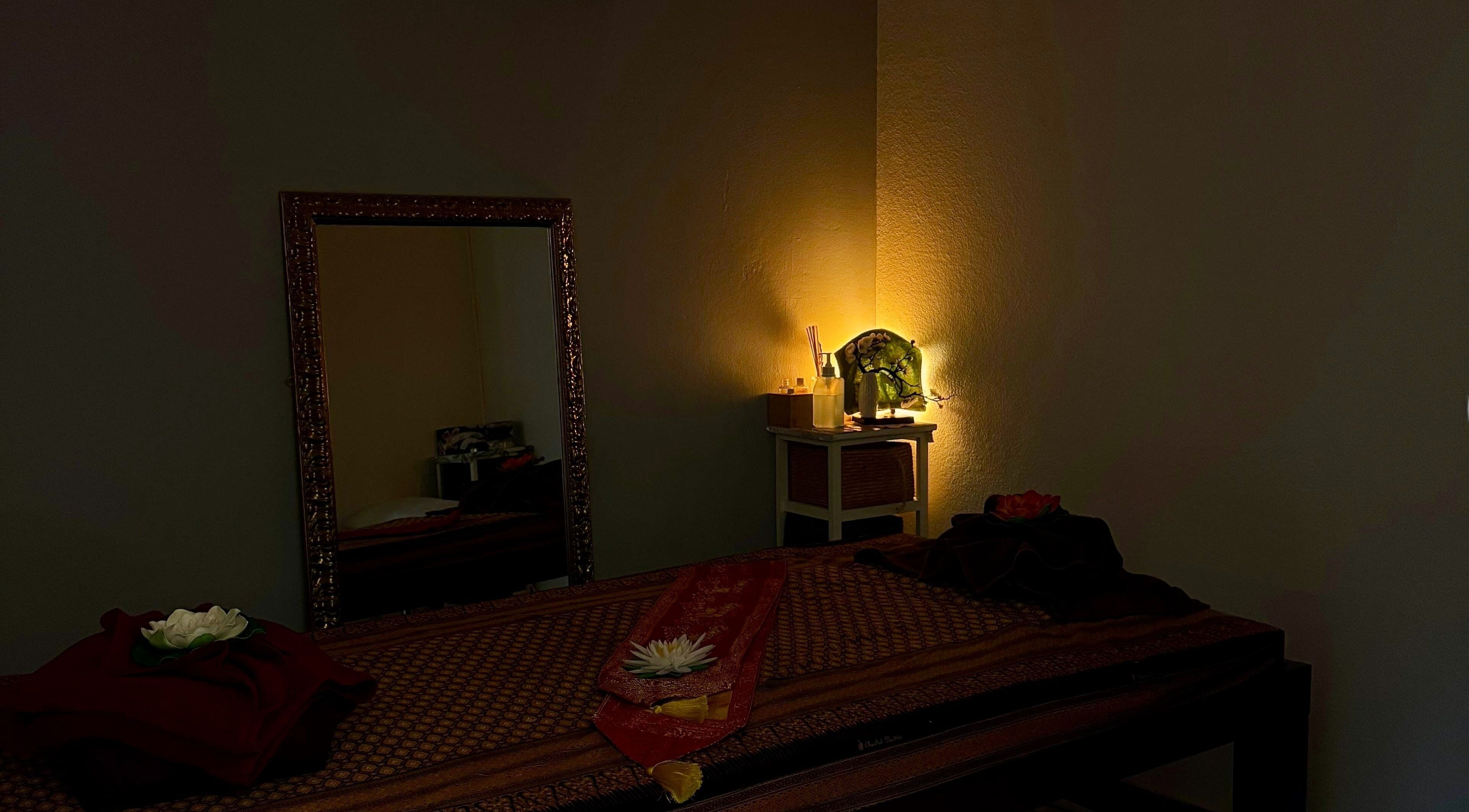 Relaxing massage room at Oil Coco Thaï, Genève, Genève, CH with warm lighting and elegant decor.