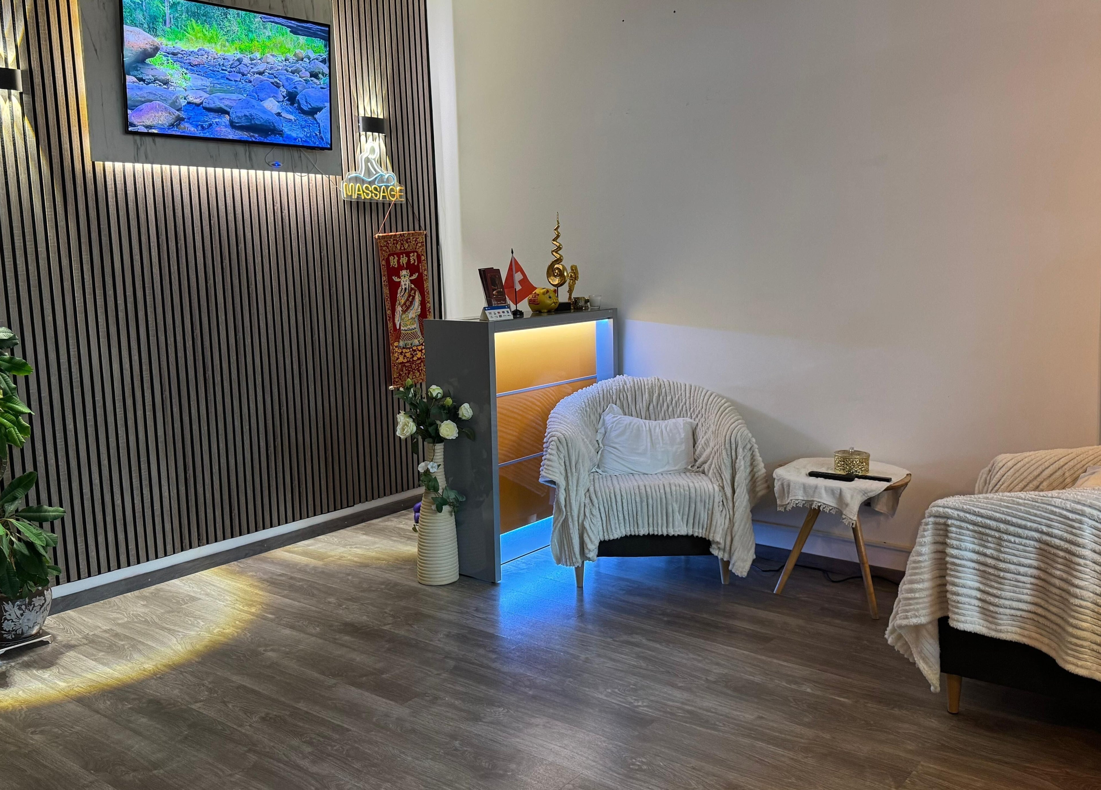 Relaxing seating area at Oil Coco Thaï, Genève, Genève, CH with cozy chairs and soft lighting.