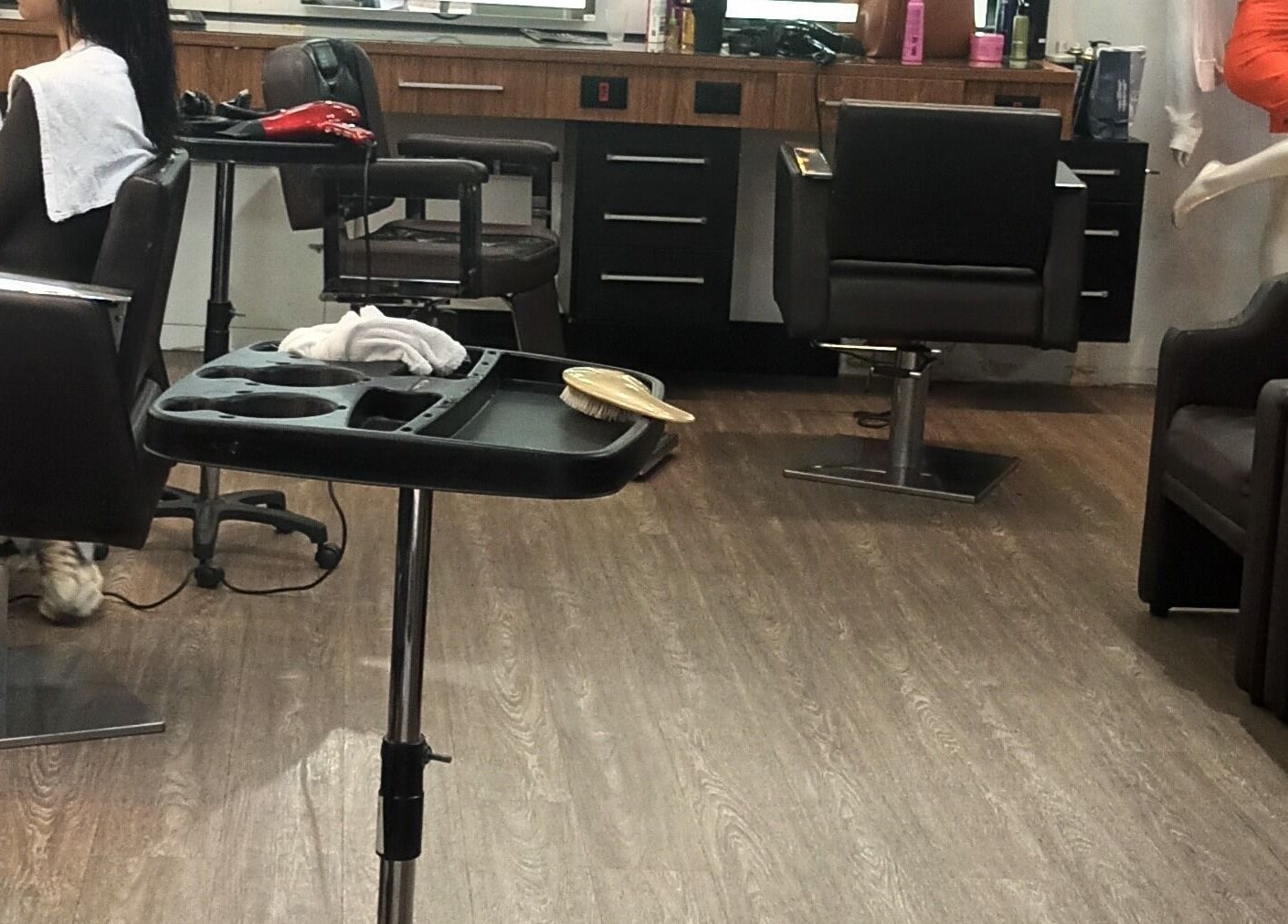 Interior do Carolina studio93, São Paulo, São Paulo, BR, mostrando poltronas e estação de beleza.